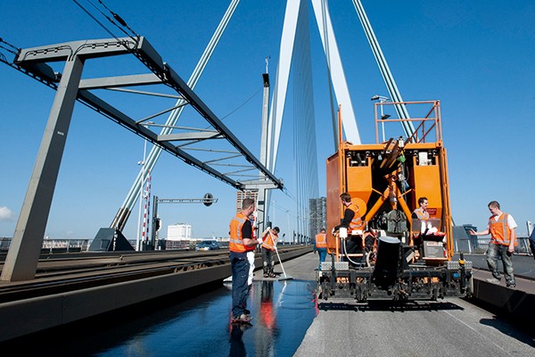 De Bolimix-machine in actie op de Erasmusbrug in Rotterdam.