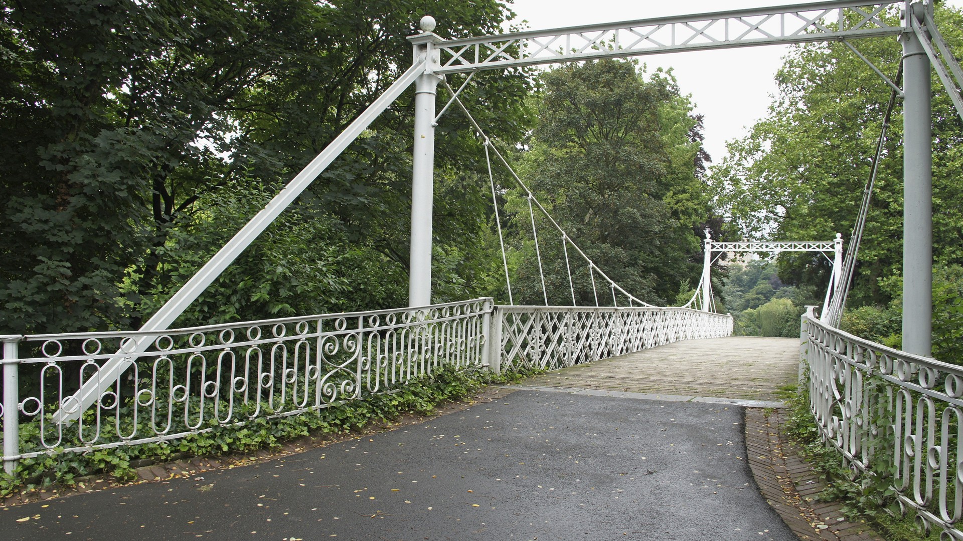 Antwerpen restaureert hangbrug in Stadspark