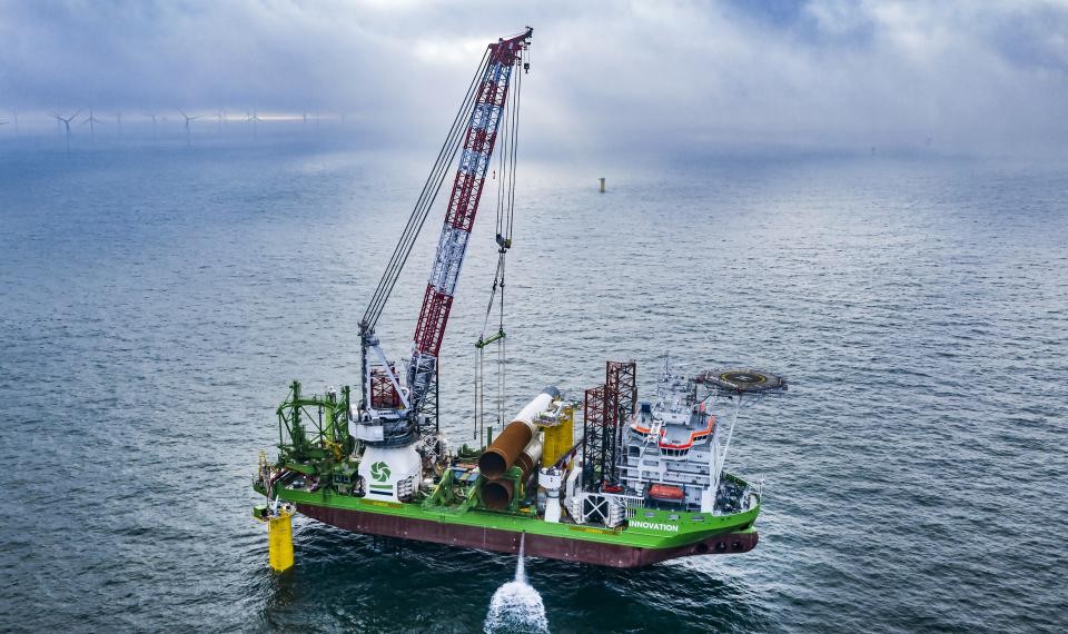 Installatie voltooid van funderingen voor offshore windpark 