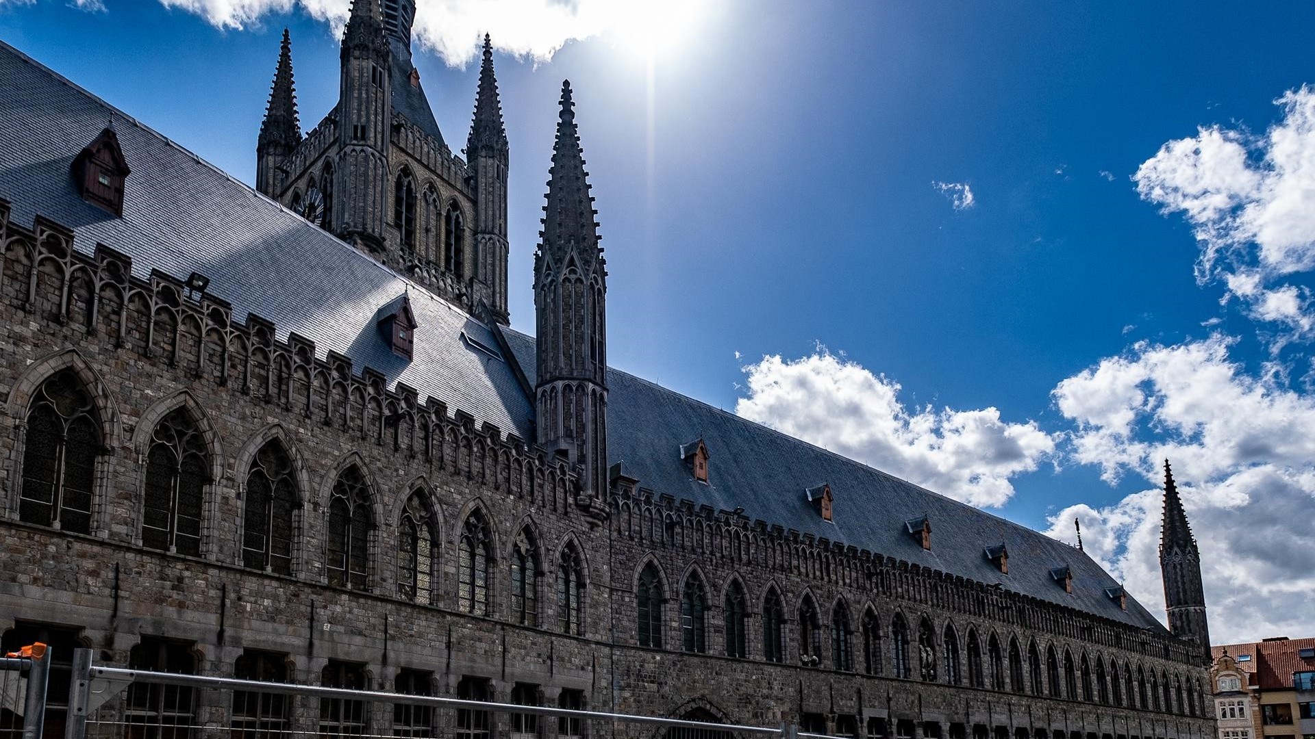 Restauratie Belfort en Lakenhalle Ieper van start