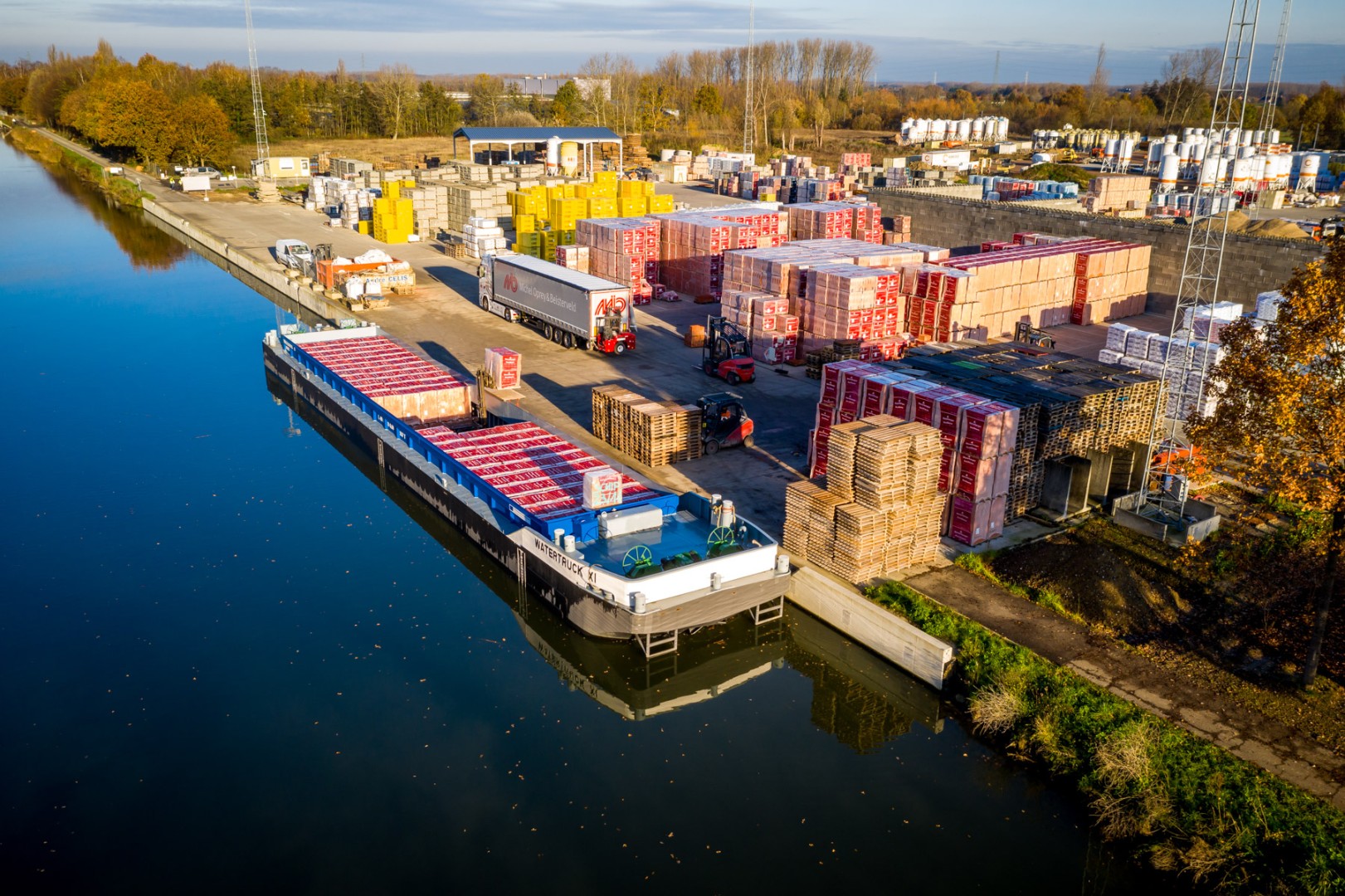 Watertruck+ lanceert duwbakken voor kleine waterwegen (2)