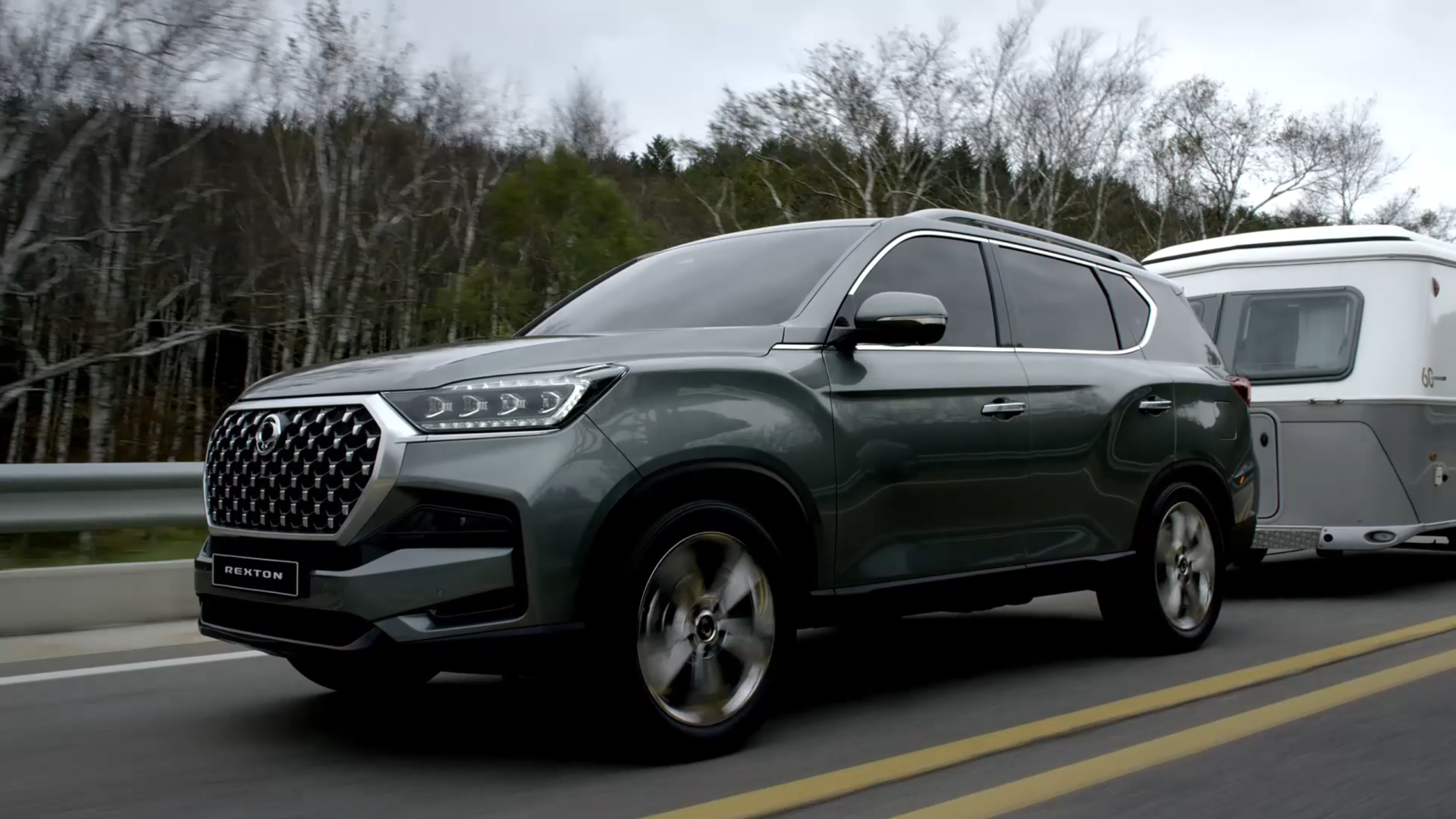 Rexton2020_Schräg-vorn-Wohnwagen2