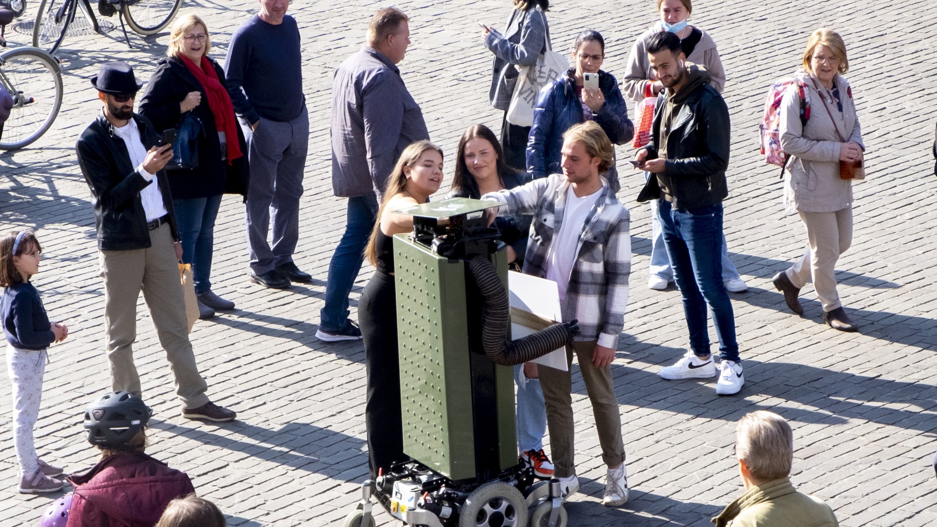 Gent bestrijdt sigarettenpeuken met vuilnisbakrobot (1)