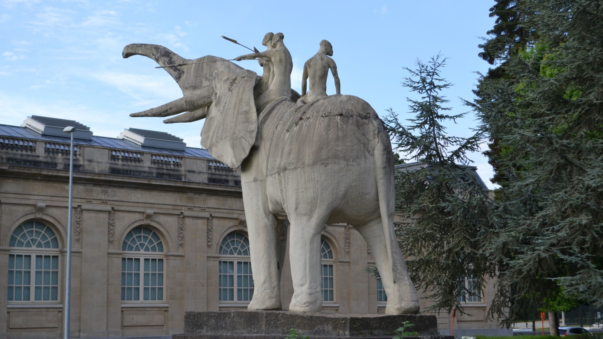 Regie der Gebouwen restaureert Afrikaanse olifant