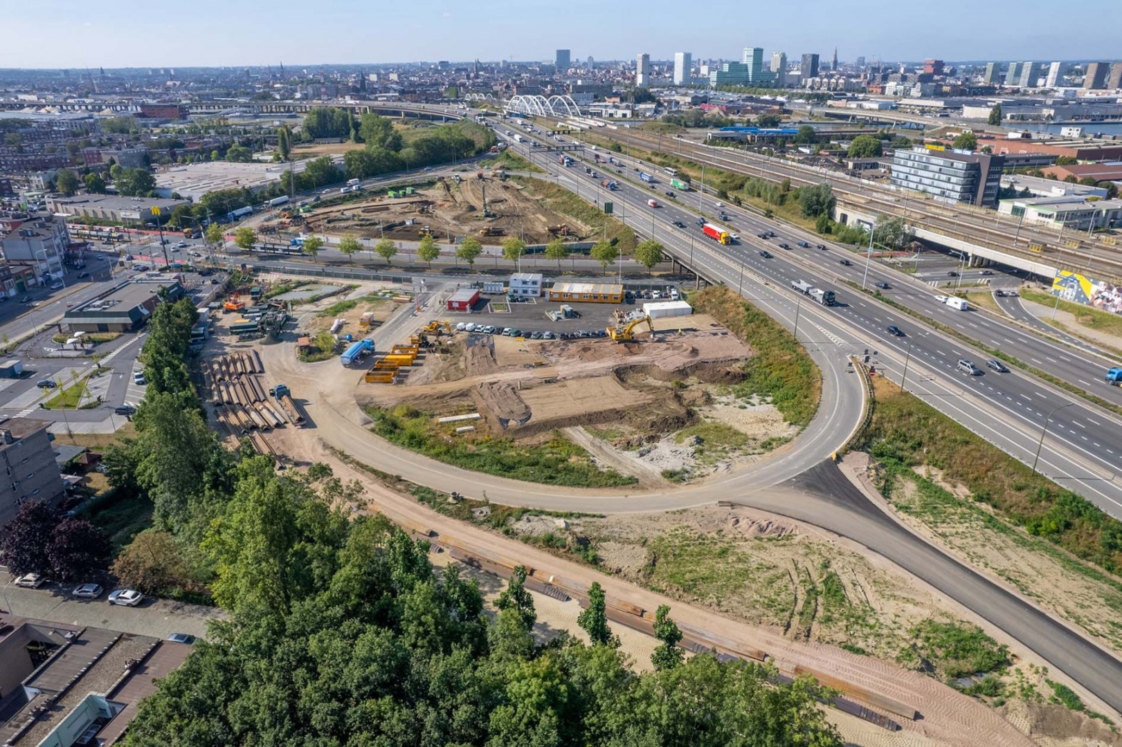 Eerste wanden voor verdiepte Ring en Kanaaltunnels in de grond 