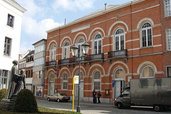 Het Mechelse schepencollege besliste begin 2016 om de als monument beschermde Oude Stadsfeestzaal om te vormen tot een stadsbioscoop.