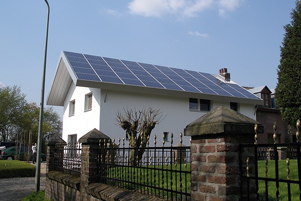 Gebouwgeïntegreerde zonnepanelen maken bouwcomponenten zoals dakpannen en buitenmuren gedeeltelijk overbodig.