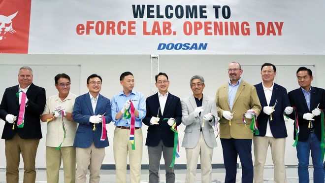 Doosan-Bobcat-eFORCE-LAB.-Opening_1.Ribbon-Cutting