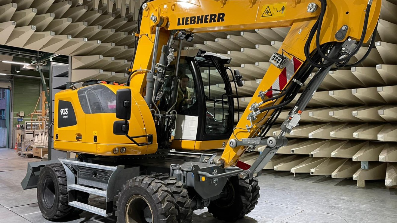 W&H en DENS presenteren elektrische Liebherr wielgraafmachine (A 913) en rupsgraafmachine (R 914) - EMC test