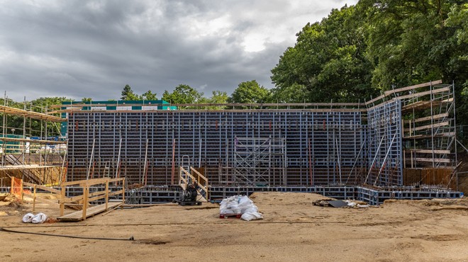 Veilig-werken-stortsteigers-en-valbeveiliging-rondom-de-bekisting-van-het-waterreservoir