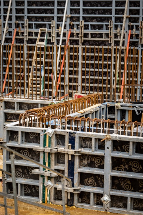 Bekisting-van-een-put-met-vulstukken,-zodat-de-wand-exact-de-juiste-lengte-krijgt