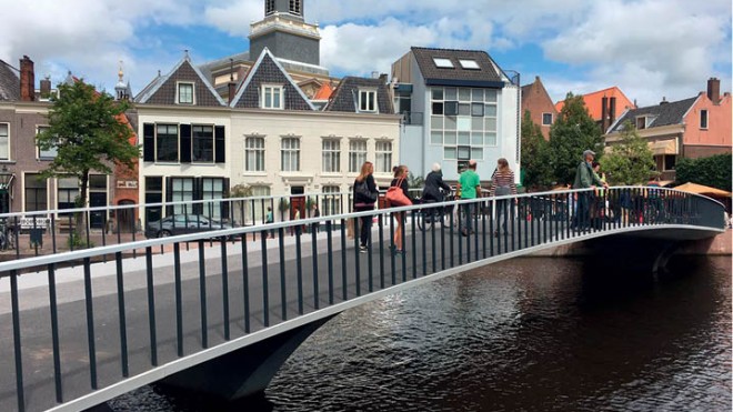 Leiden krijgt langste en slankste betonnen brug van Nederland