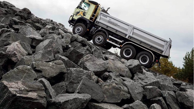 Volvo-truck met kruipversnellingen start vanuit stilstand met 325 ton