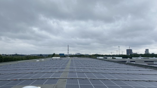 Antwerpen experimenteert met lichtgewicht zonnepanelen voor grote dakoppervlakken _copyright_Ecopower (1)