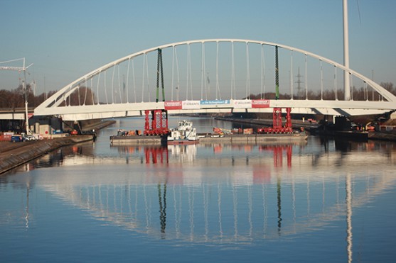 Tijdelijke brug over Albertkanaal.