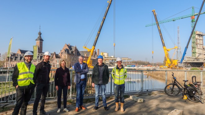 Mechelen plaatst fiets- en voetgangersbrug van 115 ton