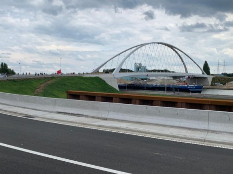 Nieuwe kanaalbrug Schoten open voor verkeer