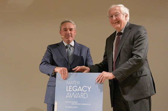 Ter gelegenheid van diens emeritaat mocht professor Marcel Smets (r.) tevens de Matexi Legacy Award in ontvangst nemen uit handen van ceo Gaëtan Hannecart (l.) van buurtontwikkelaar Matexi . 